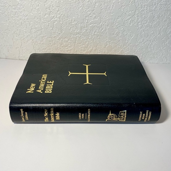 Vintage 1976 Catholic Illustrated Holy Bible Memorial Edition in Wood Cedar Box - Picture 3 of 13